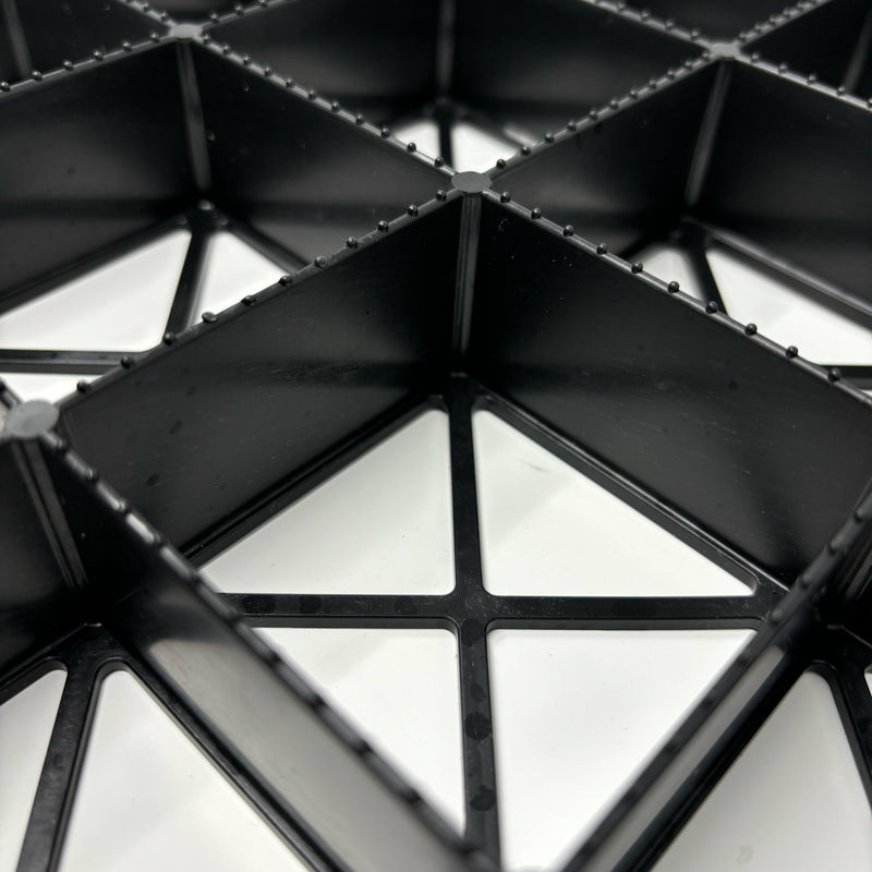 Bild in Galerie-Viewer laden, Gravel matting mesh close up with closed cells
