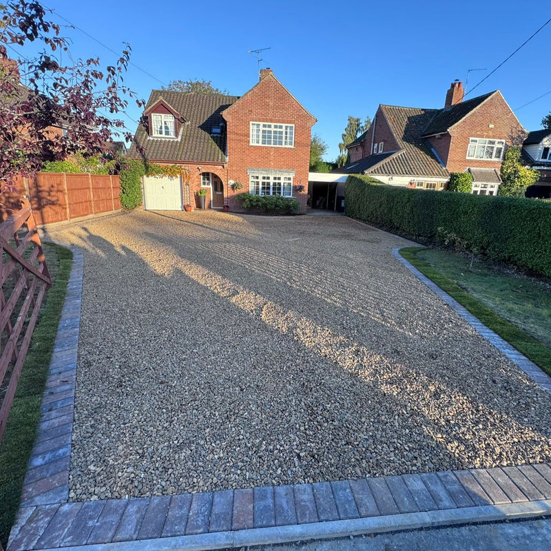 Bild in Galerie-Viewer laden, Gravel driveway grids with 25mm beach stones
